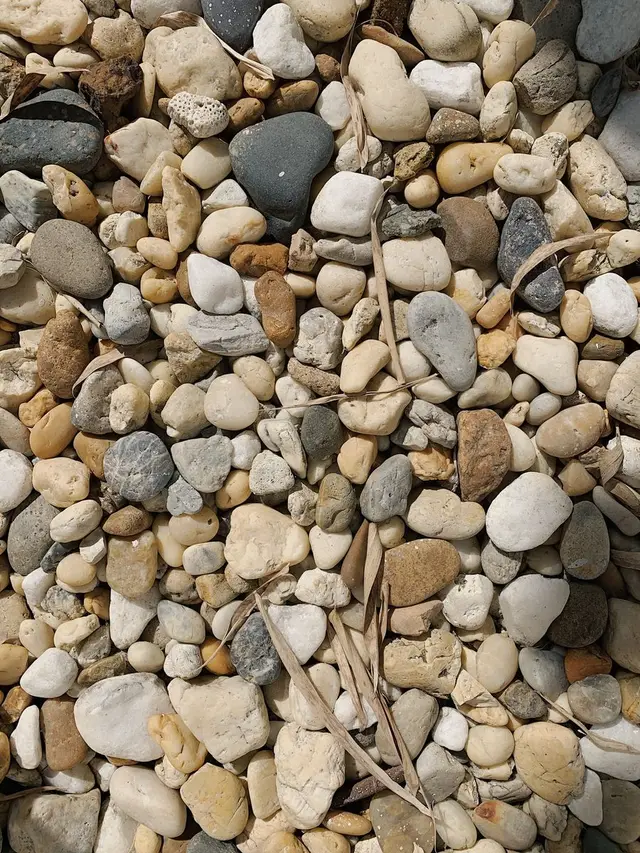 Smooth rounded pea gravel